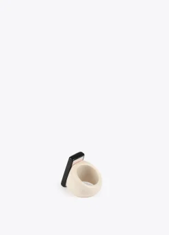 Anillo blanco y negro