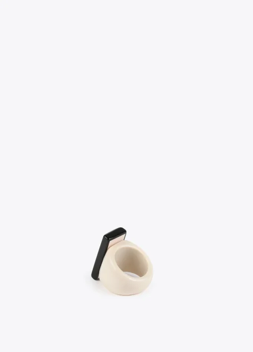 Anillo blanco y negro