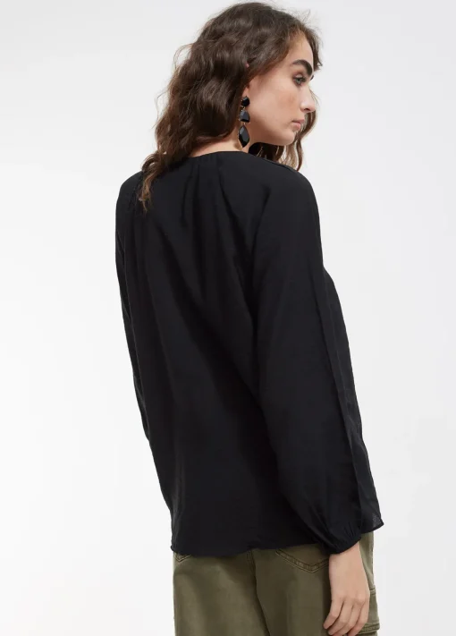 Blusa detalle eyelets