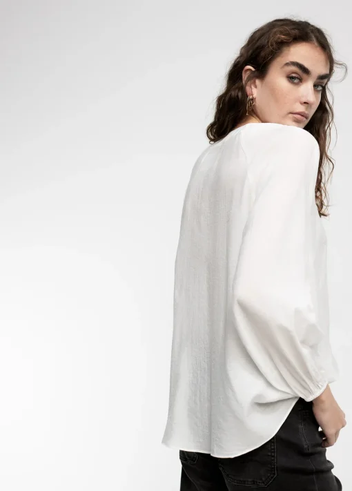 Blusa detalle eyelets