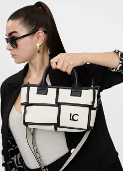 Bolso bandolera con detalles a contraste