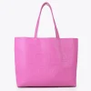 Bolso shopper con logo en relieve