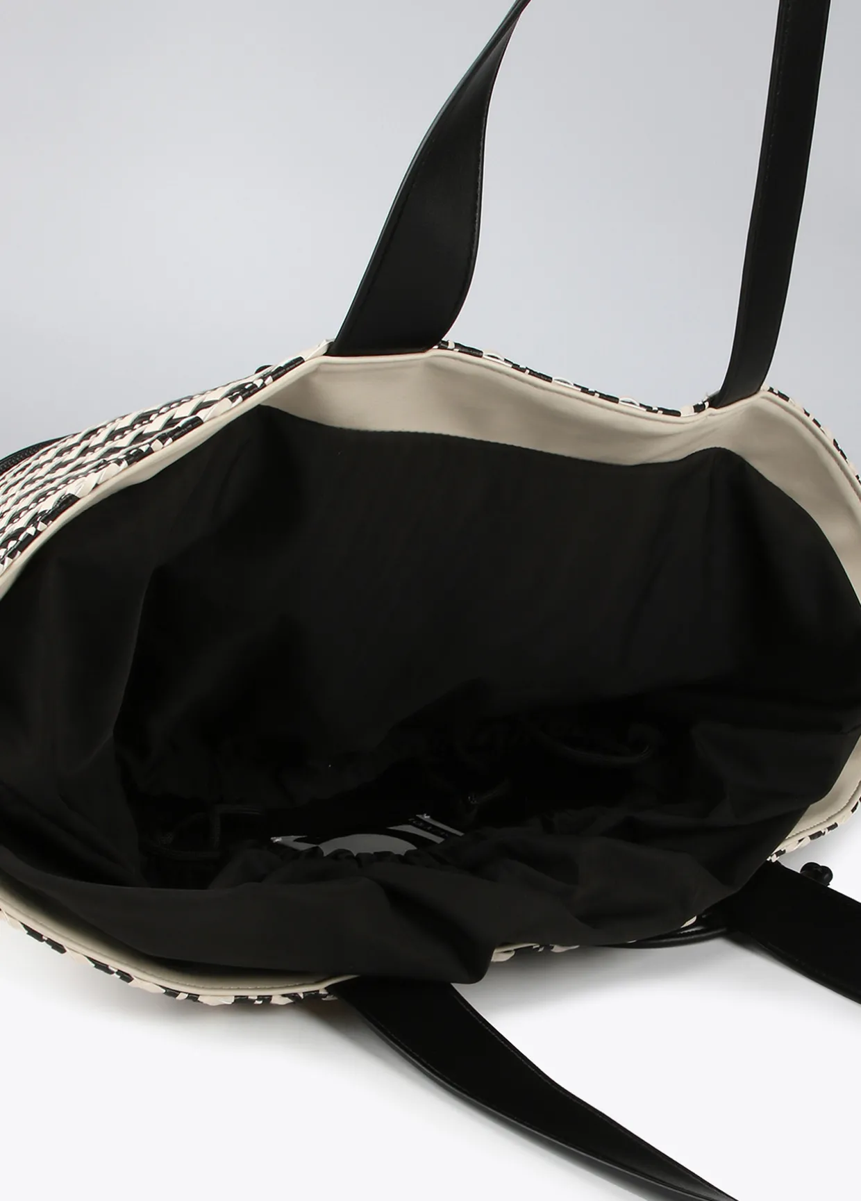 Bolso tipo cesta en efecto rafia