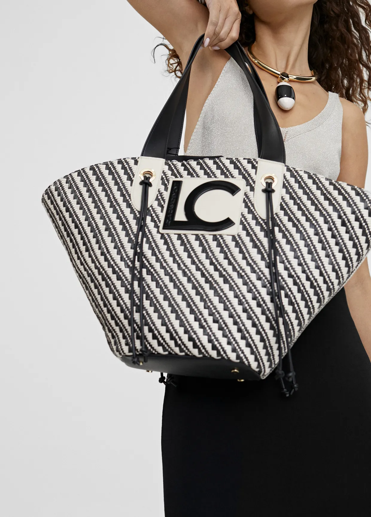 Bolso tipo cesta en efecto rafia