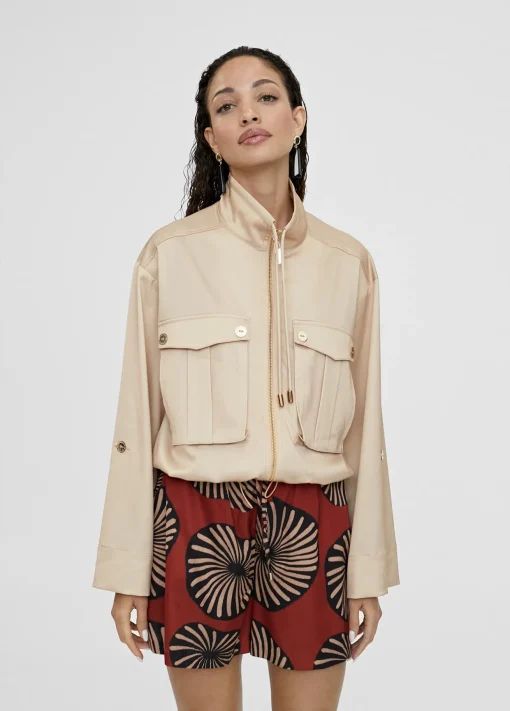 Bomber monocolor con bolsillos