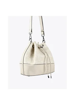 Bombonera color crudo.