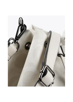 Bombonera color crudo.