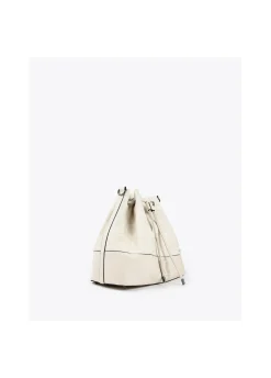 Bombonera color crudo.