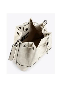 Bombonera color crudo.