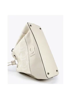 Bombonera color crudo.