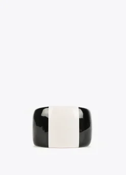 Brazalete rígido blanco y negro