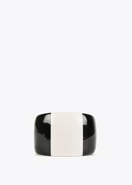 Brazalete rígido blanco y negro