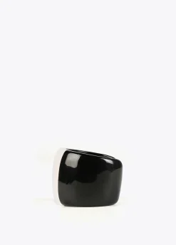 Brazalete rígido blanco y negro