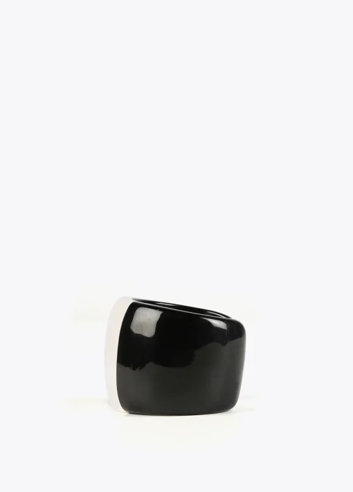 Brazalete rígido blanco y negro