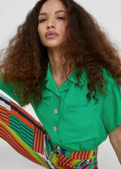 Camisa fluida con bolsillos