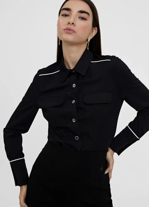 Camisa strech con vivo contraste