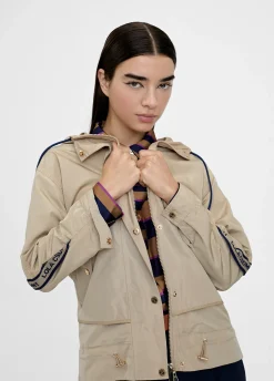 Chaqueta deportiva con capucha