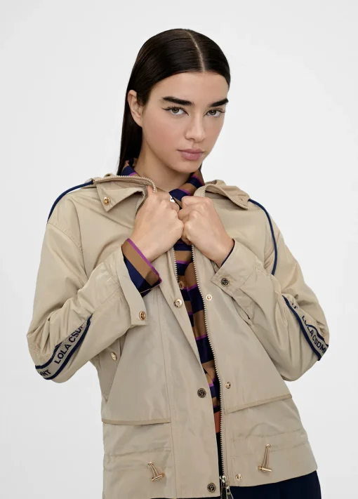 Chaqueta deportiva con capucha