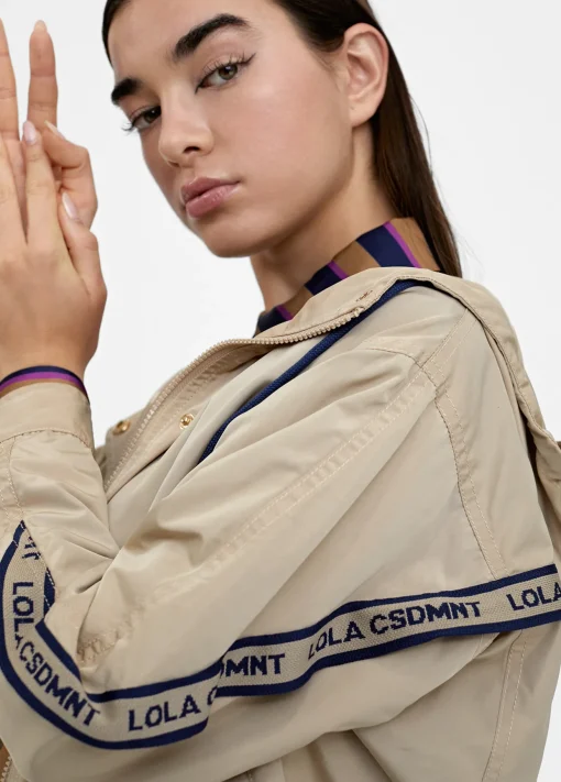 Chaqueta deportiva con capucha