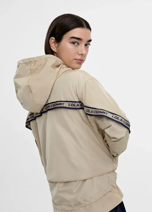 Chaqueta deportiva con capucha
