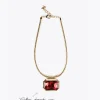 Collar dorado con colgante