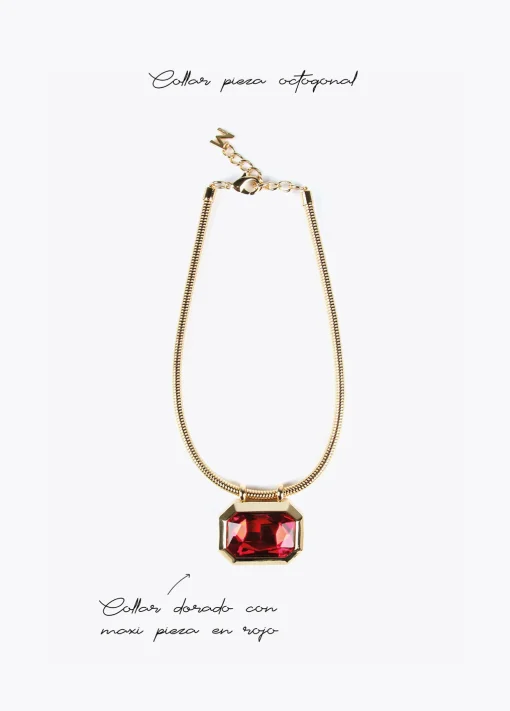 Collar dorado con colgante