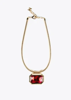 Collar dorado con colgante
