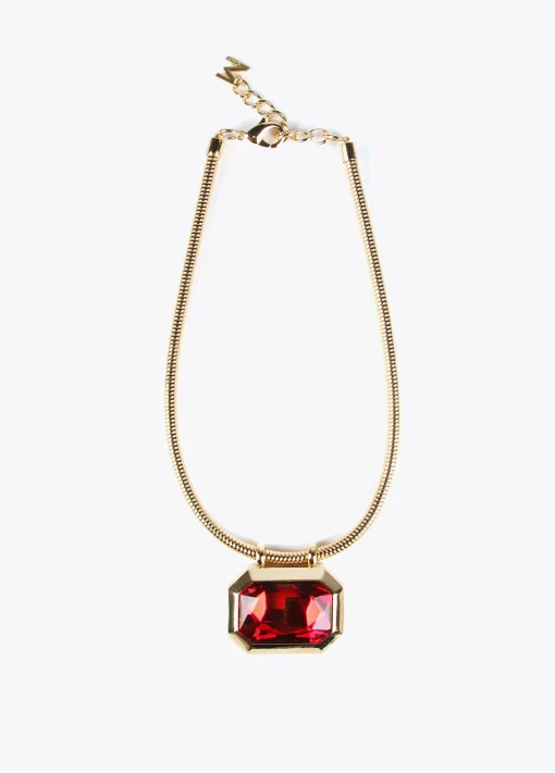 Collar dorado con colgante
