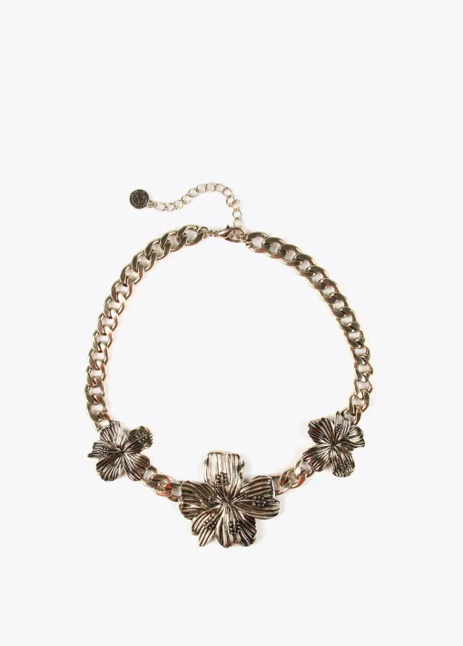 Collar dorado con flores