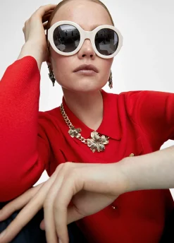 Collar dorado con flores