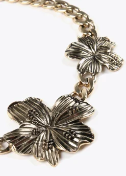 Collar dorado con flores