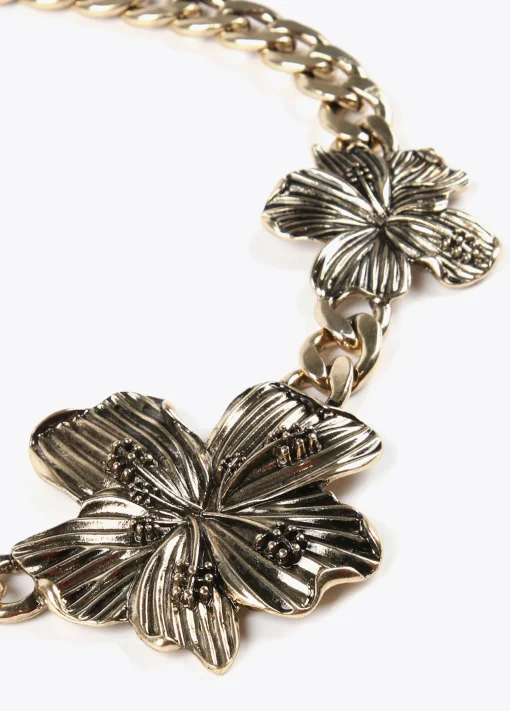 Collar dorado con flores