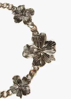 Collar dorado con flores