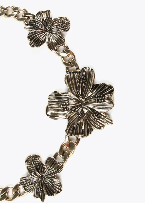Collar dorado con flores