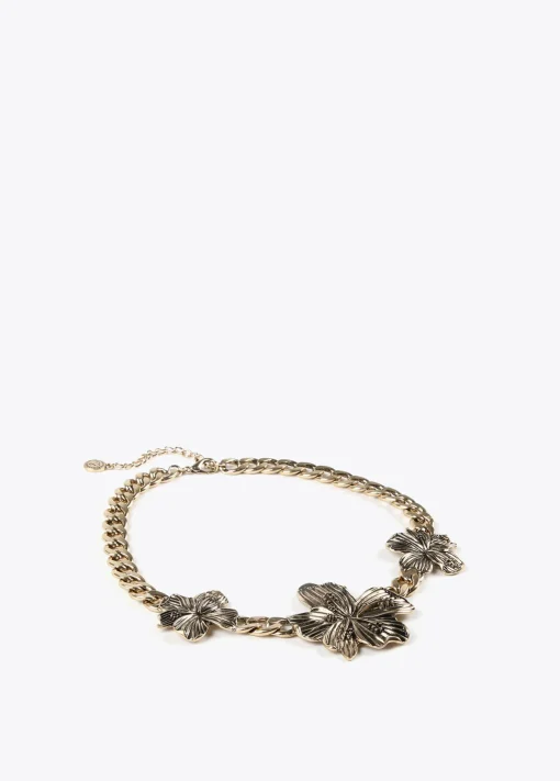 Collar dorado con flores