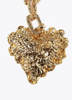 Collar dorado largo con corazón