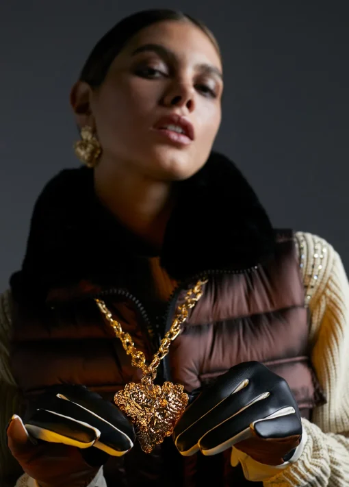 Collar dorado largo con corazón