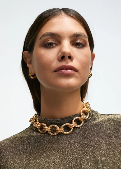 Collar gargantilla dorada con textura