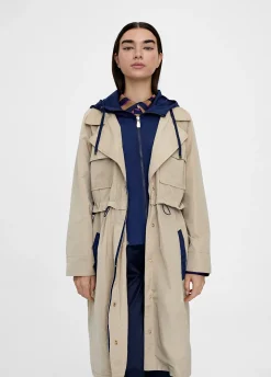 Gabardina con capucha