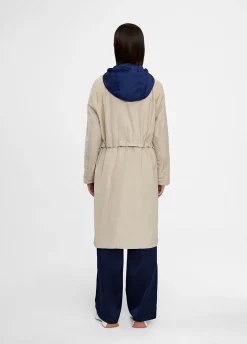 Gabardina con capucha