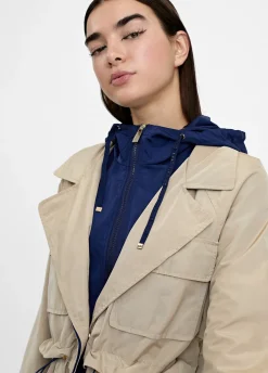 Gabardina con capucha