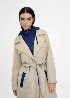 Gabardina con capucha