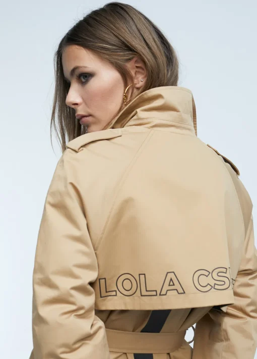 Gabardina detalle logo
