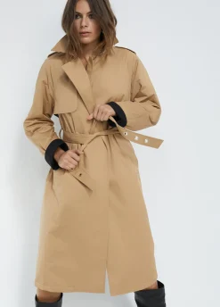 Gabardina detalle logo
