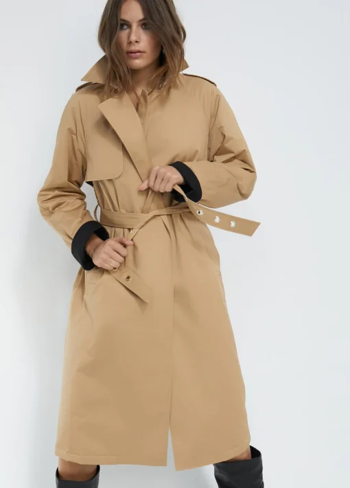 Gabardina detalle logo