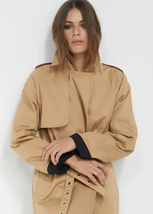 Gabardina detalle logo