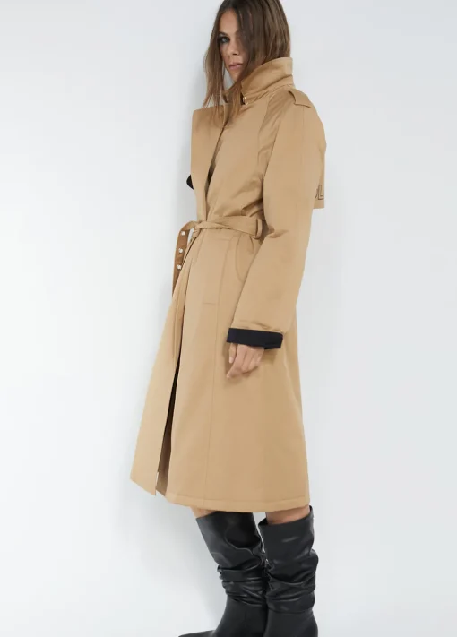 Gabardina detalle logo