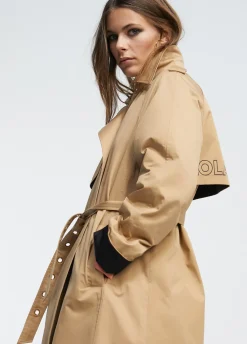 Gabardina detalle logo