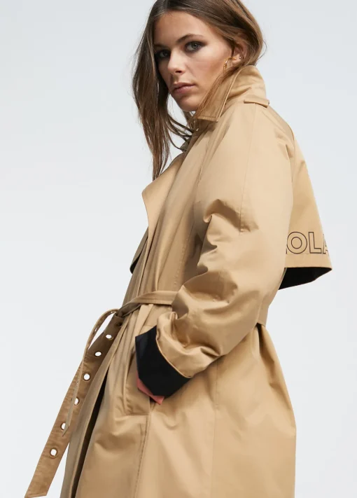Gabardina detalle logo