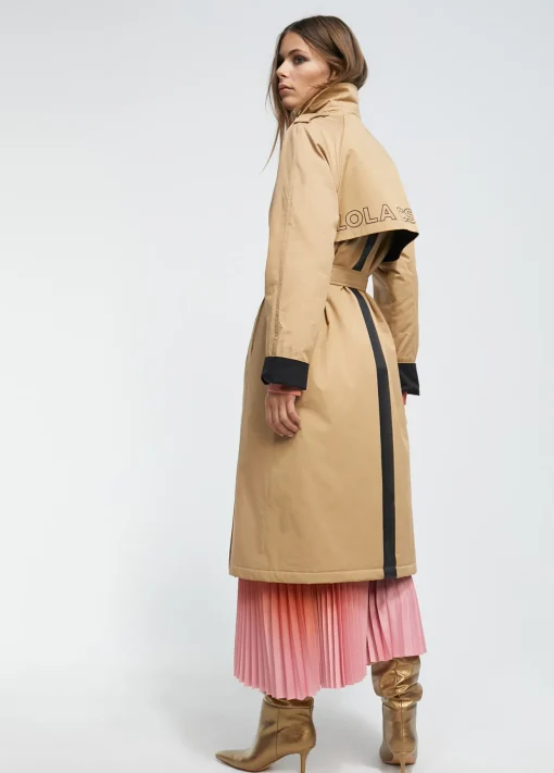 Gabardina detalle logo